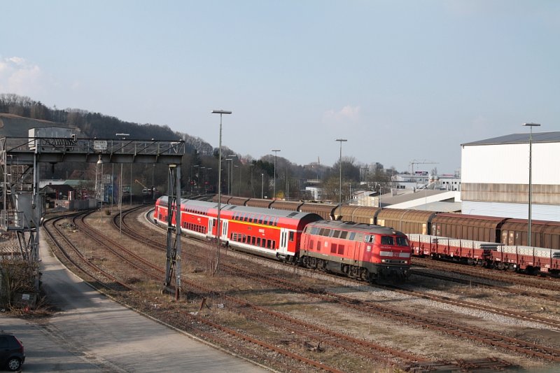 218 443-0 fhrt am 3.4.2008 mit drei Dostos im Bahnhof Biberach/Riss ein.