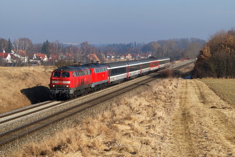 218 444 und 218 403 mit EC 194 bei Epfenhausen (04.02.2009)