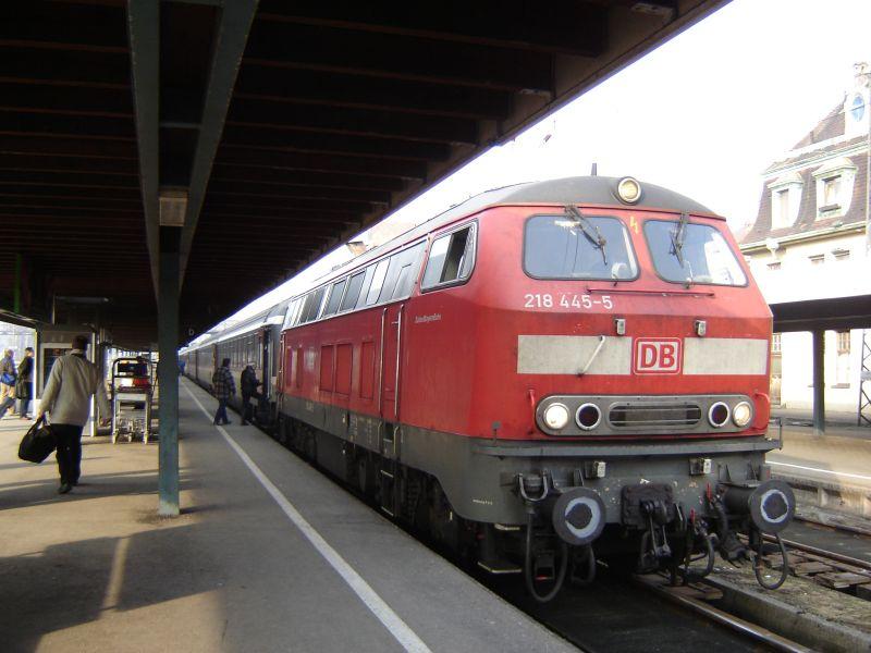 218 445-5 der S�dostBayernbahn in Lindau HBF mit einem IC.