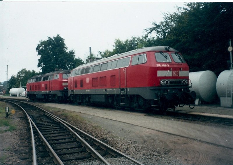 218 446 und eine weitere 218 im Oktober 2000 in ihrem Heimatbh Kaiserslautern.
