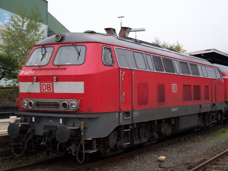218 447 steht  mit ihren Regionalzug in genderter Wagenreihe im Banhof Bad Harzburg (23.10.2007)
