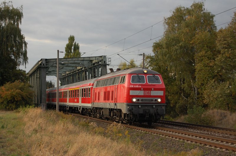 218 448-9 mit ihrem RE am 25.09.2009 nach berquerung des Mittellandkanals bei Peine