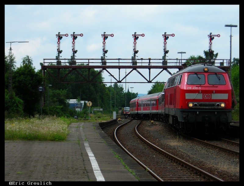218 450 fhrt in den Bahnhof Bad Harzburg ein.