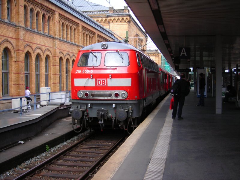 218 450 mit einem RE nach Bad Harzburg (Hannover, 14.6.08)
