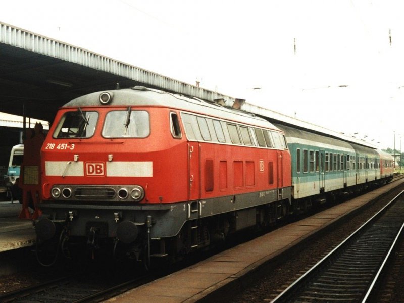 218 451-3 mit RB 36478 (Elbe Saale Bahn) Aschersleben-Magdeburg auf Magdeburg Hauptbahnhof am 12-8-2001. Bild und scan: Date Jan de Vries. 