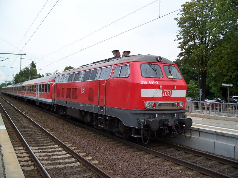 218 451 steht in Sarstedt und fhrt gleich nach Hannover Hbf (23.8.2007)