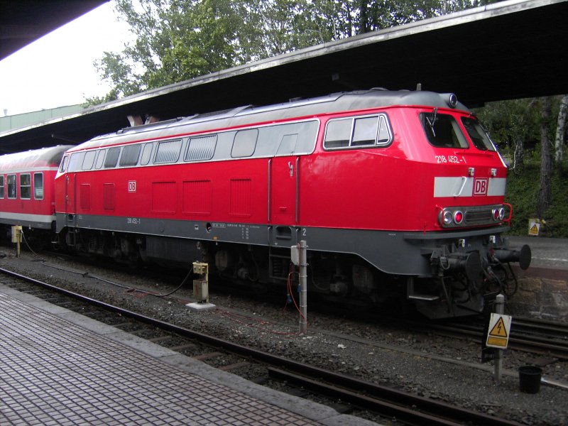 218 452 glnzt mit sauberer Lackierung im Bad Harzburger Bahnhof (7.7.2007)