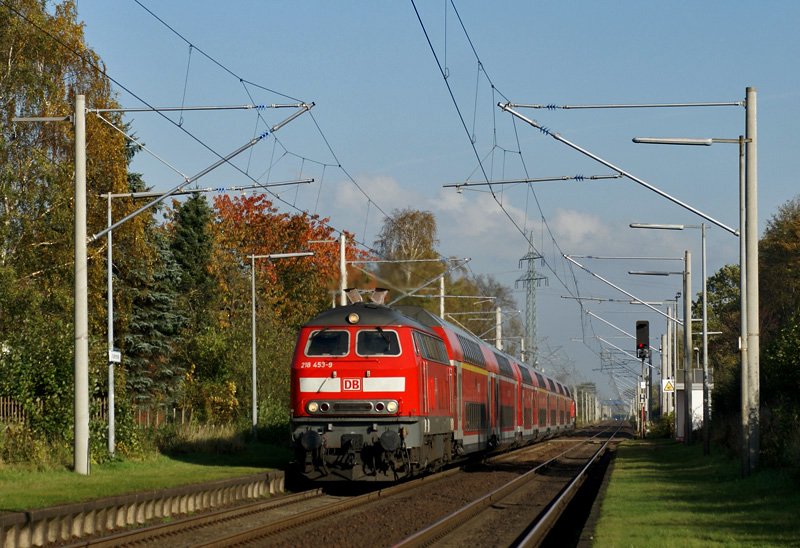 218 453-7 und 218 13-0 durcheilemn am 25.10.2008 mit ihrem Dosto-Sandwich als RE nach Hamburg Hbf den Haltepunkt Kupfermhle sdlich von Bad Oldesloe.