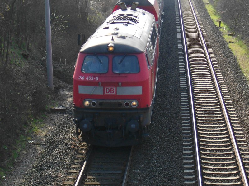 218 453-9 fhrt im Frhling 08 mit einem RE von Hamburg Hbf nach Lbeck Hbf hier kurz nach der Abfahrt aus Reinfeld (Holst.).