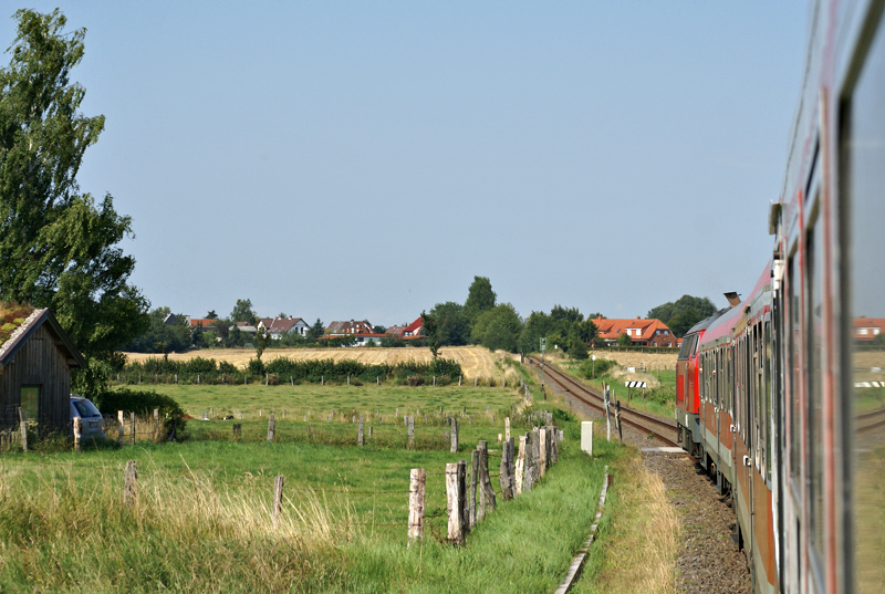 218 453-9 mit einer RB nach Flensburg am 7.08.2009 kurz vor dem Erreichen des Haltepunkts Rieseby.