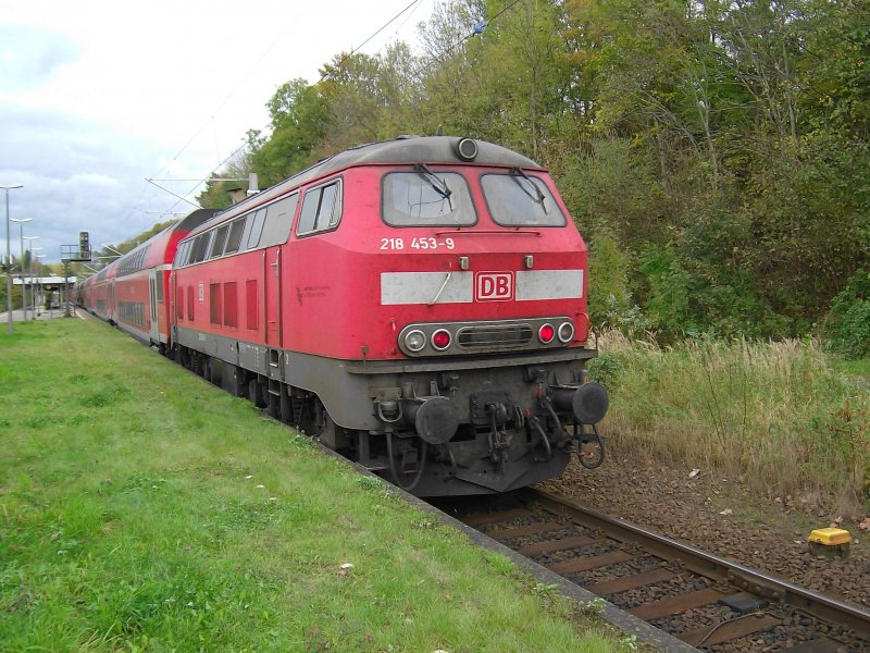 218 453-9 steht mit RE 21424 von Hamburg Hbf nach Lbeck Hbf. Vorne zieht 218 105-5.