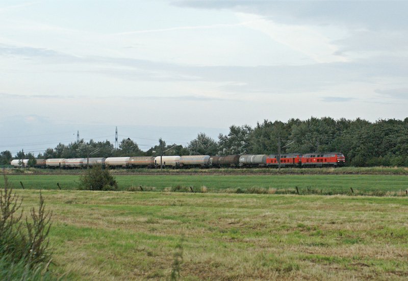 218 454-7 und 218 185-7 rauschen am 20.08.2008 mit ihrem Gterzug nach Maschen durch die Kremper Marsch.