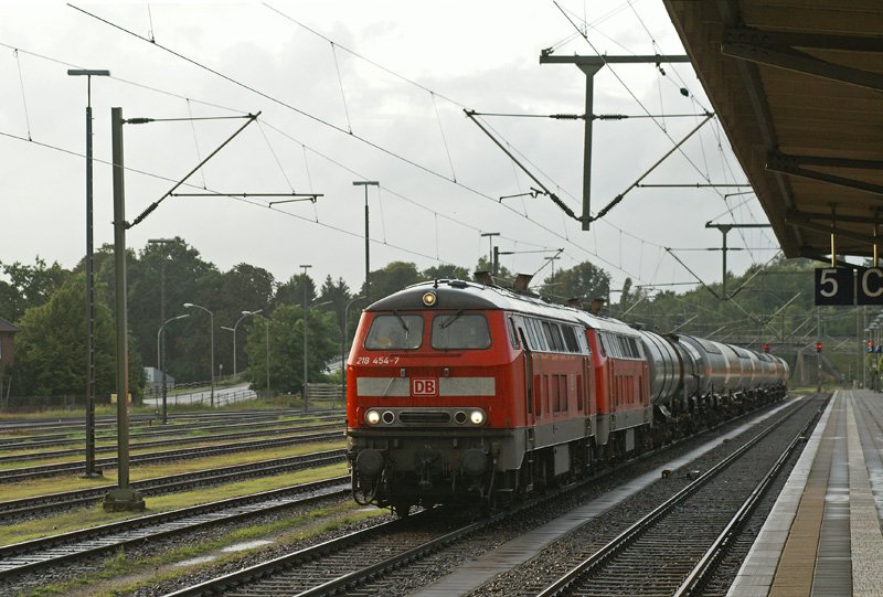 218 454-7 und 218 185-7 warten am 20.08.2008 in Itzehoe auf die Abfahrt nach Maschen.