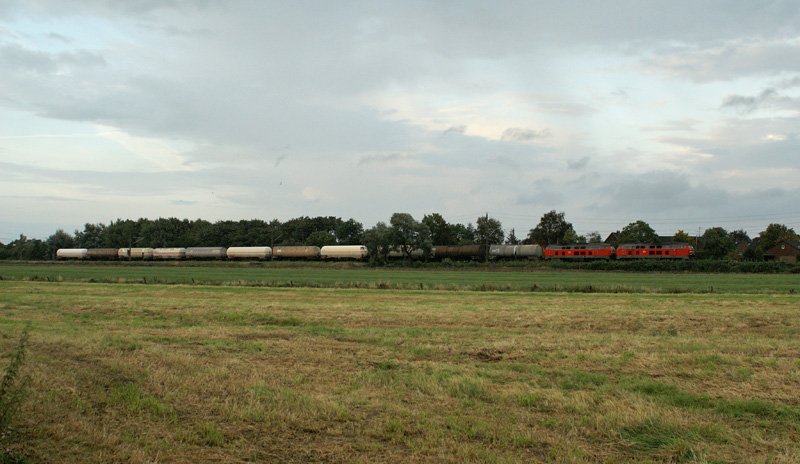 218 454-7 und 218 185-7 ziehen am 20.08.2008 den FZT 53577 nach Maschen durch die Kremper Marsch bei Krempe.
