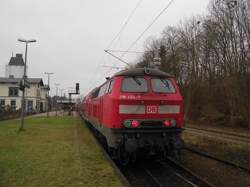 218 454-7 hngt am 13.12.08 als Schublok am RE 21412 Hamburg Hbf - Lbeck Hbf beim Zwischenstop in Reinfeld (Holst.).