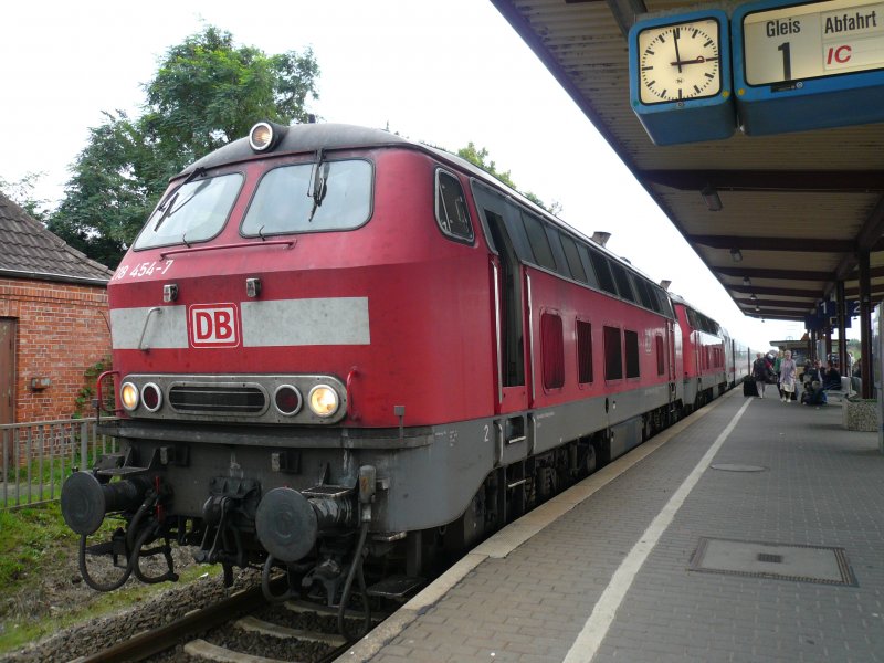 218 454-7 und eine weitere 218 stehen am 7.9.2008 mit einem Intercity nach Westerland auf Gleis 1 in Heide