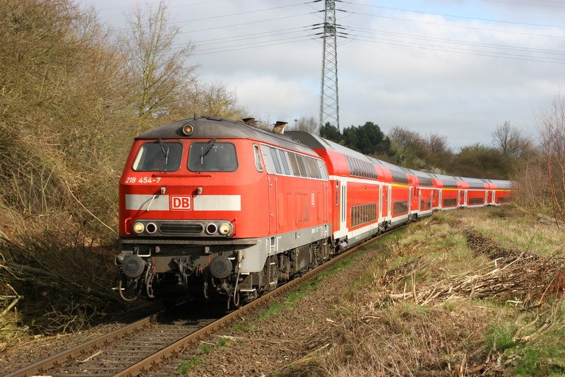 218 454 Regionalbahn von Lbeck nach Hamburg. Der Zug wird gezogen und geschoben von 218-er. 04/2007