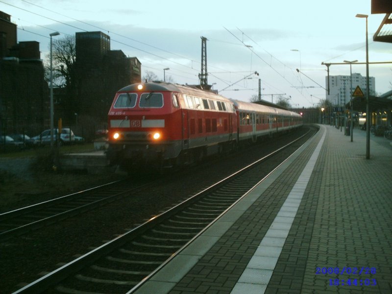 218 455-4 mit RE in der Abenddmmerung im Bahnhof Peine
