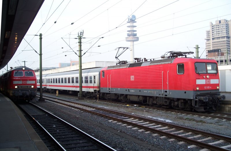 218 455 von Bad Harzburg und 122 185 von Oldenburg nach Leipzig Hauptbahnhof (IC 1933) in Hannover Hbf (4.1.2008)