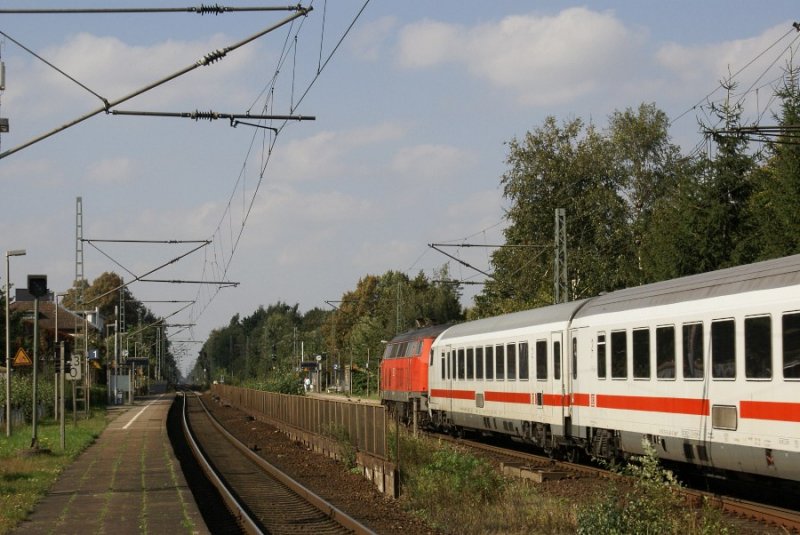 218 456-2 mht sich allein mit 10 IC-Wagen als IC nach Westerland die Steigung am Bahnhof von Tornesch hoch.Bild vom 16.09.2007