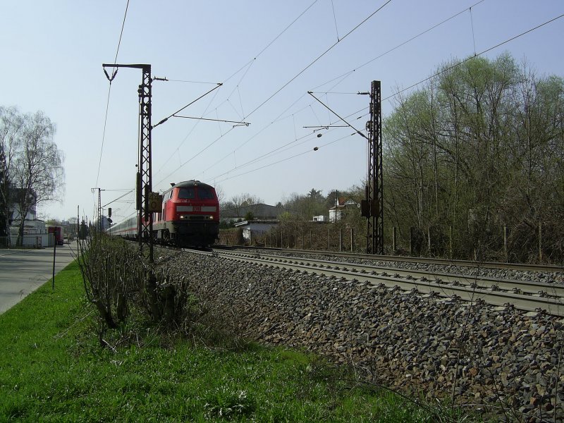 218 456-2 und eine Schwesterlok ziehen am 9.4.2009 IC 2013 ber die Filsbahn Richtung Ulm. Aufgenommen kurz nach dem Bahnhof von Gppingen.
