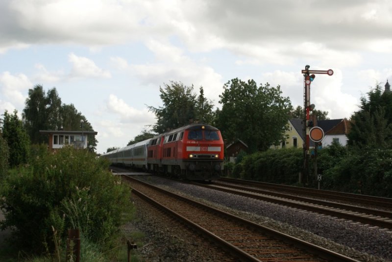 218 456-2 und eine unbekannt gebliebene Schwesterlokomotive ziehen bei Kilometer 125 einen IC nach Westerland.Bild vom 26.08.2007.