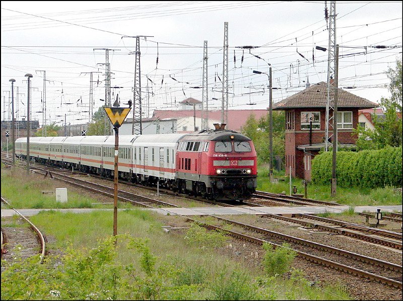 218 458-8 unterwegs mit IC1961 nach Heringsdorf. Gleich darauf fing es wieder an zu regnen.  (Stralsund am 12.05.07)