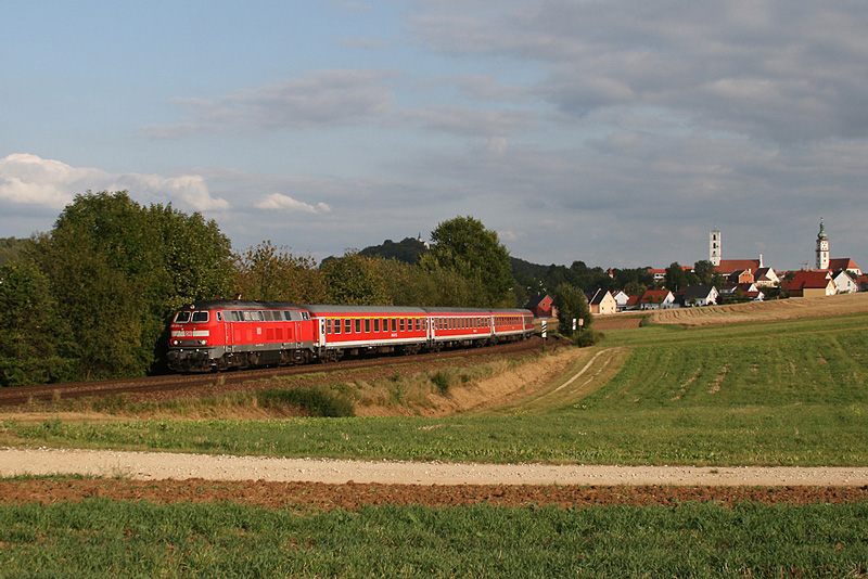218 458 mit RE 352 „Jan Hus“ am 06.09.2009 bei Sulzbach-Rosenberg.