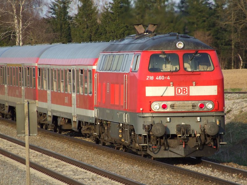 218 460 schiebt einen RE aus Kaufering in Richtung Mnchen am 07.04.2009.