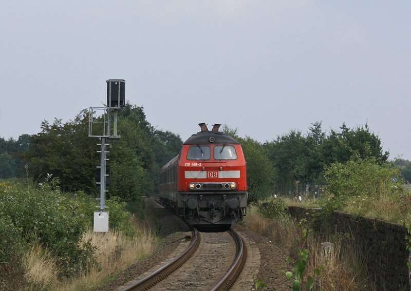 218 461-2 am 14.08.2007 mit einer RB nach Lbeck Hbf kurz vorm Erreichen des Haltepunkts Lbeck-Kcknitz.