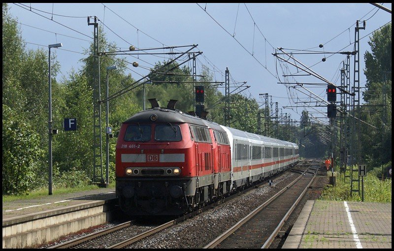 218 461-2 und eine weitere 218er ziehen am 27.07.2007 einen IC nach Westerland durch Elmshorn.