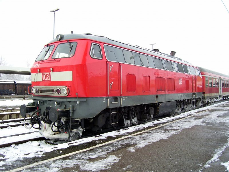 218 462 mit dem RE aus Mnchen im Bahnhof Buchloe, 13.12.2008.
