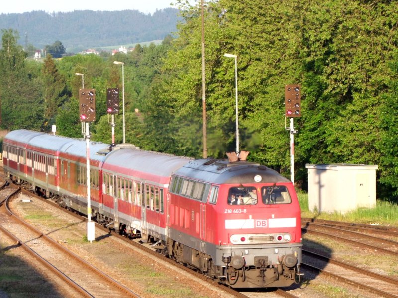 218 463-8 erreicht mit dem Sonderzug D16266 bei den letzten Sonnenstrahlen den Bhf. Ried i.I., und fhrt seinem Ziel Simbach/Inn entgegen; 090516