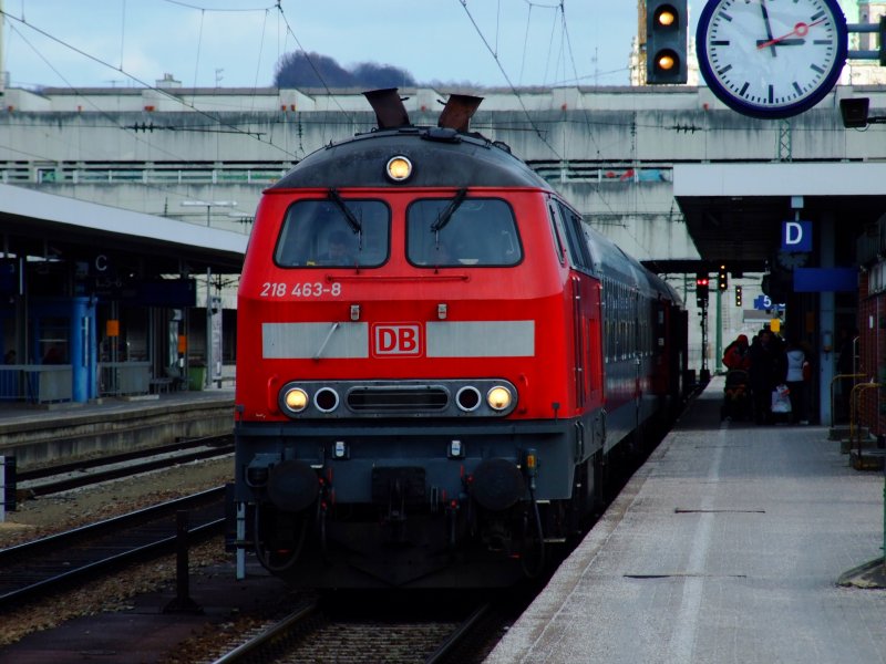 218 463 mit einem Teil des IC  Rottaler Land  als RE auf dem Weg nach M�hldorf Obb.