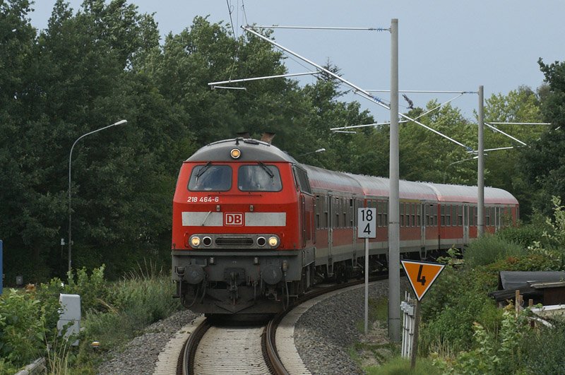 218 464-6 erreicht am 13.08.2008 mit ihrer RB nach Lbeck Hbf den Haltepunkt Lbeck-Travemnde Skandinavienkai.