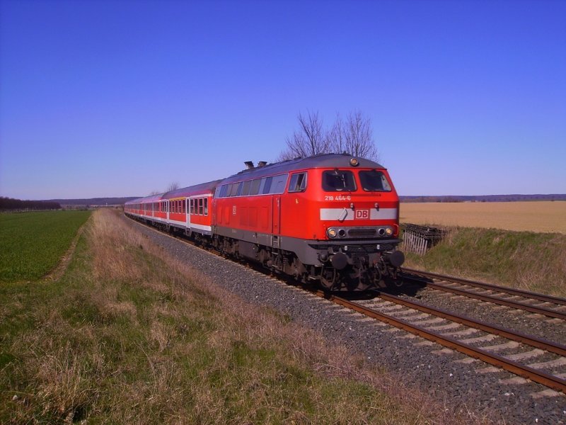 218 464-6 berquert mit ihrem RE in krze den B Sderhof und wird wenig spter mit Salzgitter-Ringelheim einen weiteren Halt auf der Reise nach Bad Harzburg haben.
(04.04.2007)