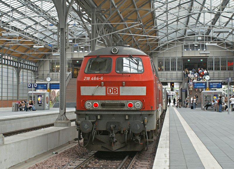 218 464-6 wartet am 13.08.2008 mit einer RB nach Lbeck-Travemnde Strand im Lbecker HBf auf den Abfahrtsbefehl.