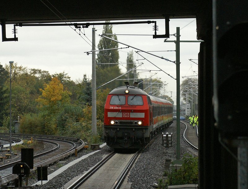 218 464 erreicht am 15.10.2008 mit einer RB nach Hamburg Hbf den Haltepunkt Hamburg-Hasselbrook.