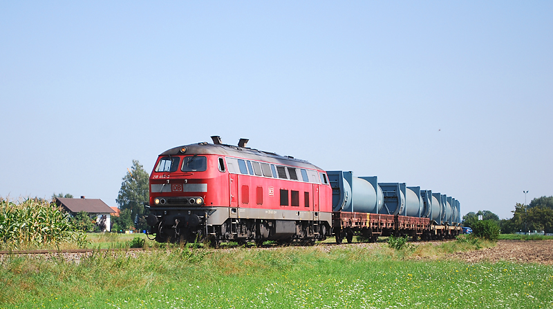 218 465 mit einem Gterzug kurz vor Tling Richtung Mhldorf am 25.8.2009
