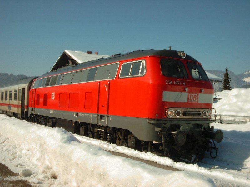 218 467 steht an einem wundersch�n verschneit und sonnigen Tag am Bahnhof Oberstdorf mit einem IC. Aufgenommen am 13.02.03