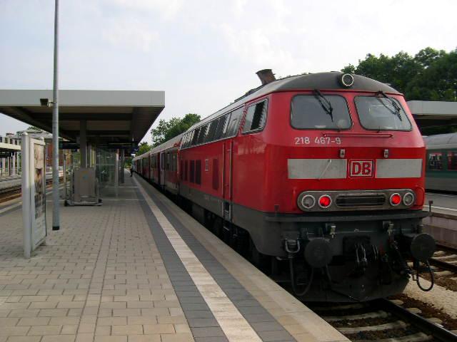 218 467 steht im August 2003 in Memmingen zur Abfahrt bereit.Sie wird einen RE nach Mnchen Hbf befrdern,der in Memmingen beginnt.