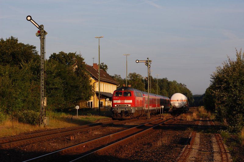 218 468 mit RE 351  Jan Hus  am frhen Morgen des 29.07.2009 in Freihls (Wagenreihung : Aimz - Bimz - Aimz)