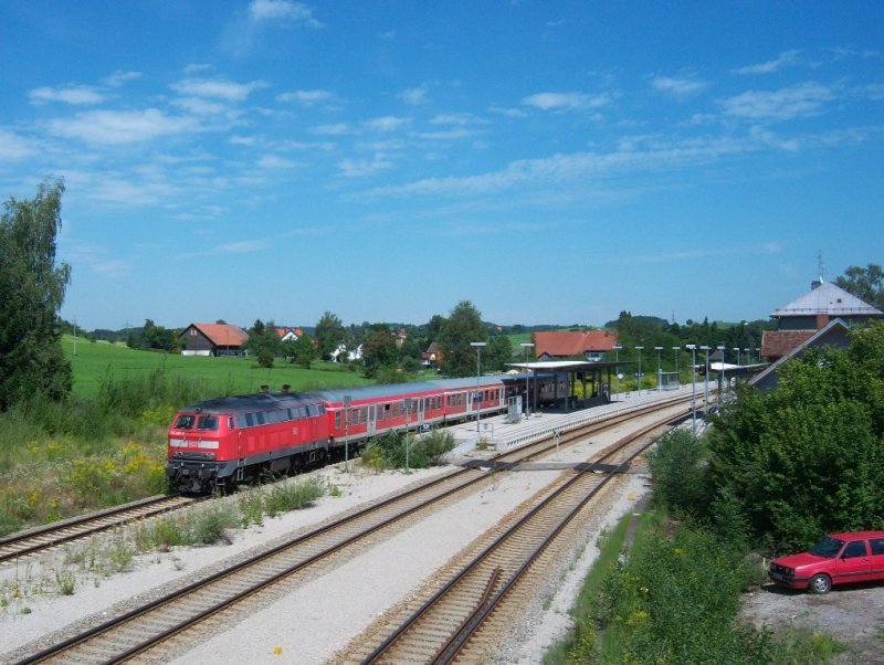 218 469 steht am 26.8.2008 im Bahnhof Hergatz und wartet auf Anschlussreisende aus Richtung Kempten