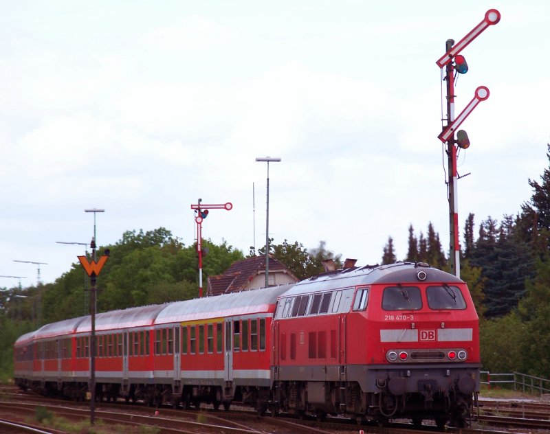 218 470 auf dem Weg nach Hannover Hbf bei der Ausfahrt aus dem Goslarer Bahnhof (berarbeitet) (27.8.2007)