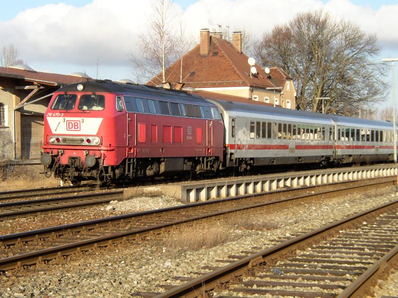 218 470 steht im Bahnhof Kaufbeuren mit IC 1083 und wartet auf den Abfahrauftrag nach Oberstdorf.