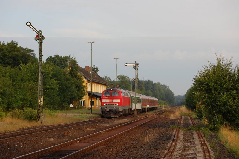 218 471 mit RE351 am frhen Morgen des 22. Juli 2009 in Freihls. Ausnahmsweise war ein 2. Klasse CD-Bee dabei. Ein Bimz war heute auch nach langer Zeit wieder dabei!