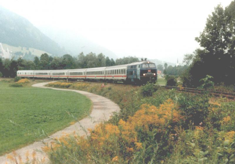 218 473,die Knig Ludwig-Lok,befhrt mit einem IC nach Augsburg (Kurswagen nach Hamburg) den Abschnitt Oberstdorf-Langenwang.Aufnahmedatum:18.8.03