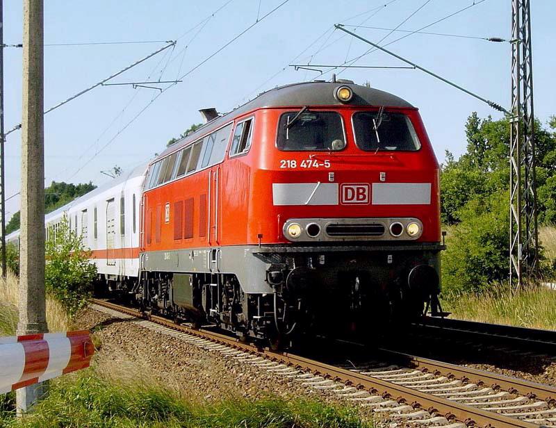 218 474-5 zieht den IC2661 nach Heringsdorf. (09.07.05)(( Der Schlagbaum gilt f�r KFZ, Fu�g�nger d�rfen n�her ans Gleis. Also bitte keine neue Sicherheitsdiskusion lostreten.))