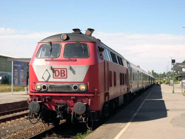 218 474 erreicht am 15.8.03 mit einem IC den Bahnhof Sonthofen.Kurze Zeit sp�ter strebt sie weiter nach Oberstdorf.