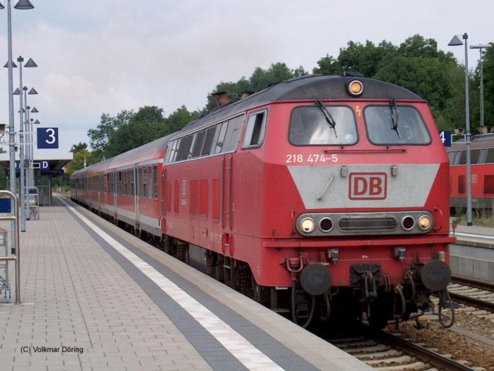 218 474 orientrot mit Latz bei Ausfahrt aus Memmingen mit dem RE 21210 nach Aulendorf; 31.07.03